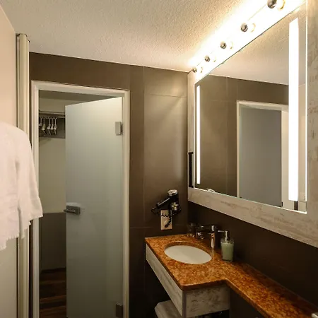 Alexander Old Town Guest house 2*